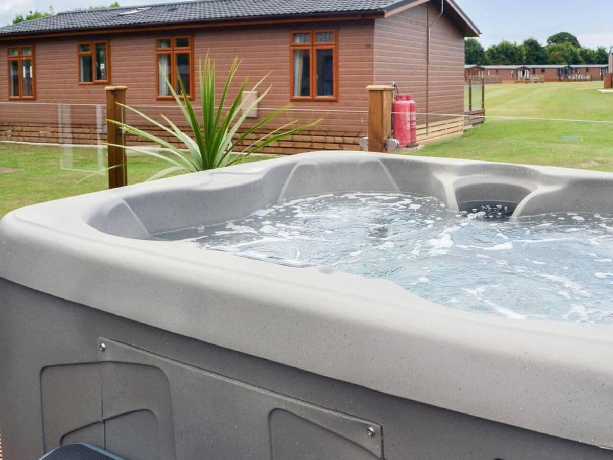 Luxury Boutique Style Lodge With Hot Tub ブリドリントン エクステリア 写真