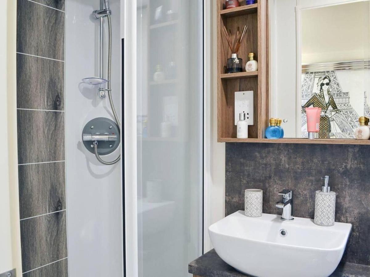 Luxury Boutique Style Lodge With Hot Tub ブリドリントン エクステリア 写真
